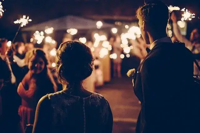 Wunderkerzen vs. Konfetti: Der ultimative Guide für Euren Hochzeitsauszug