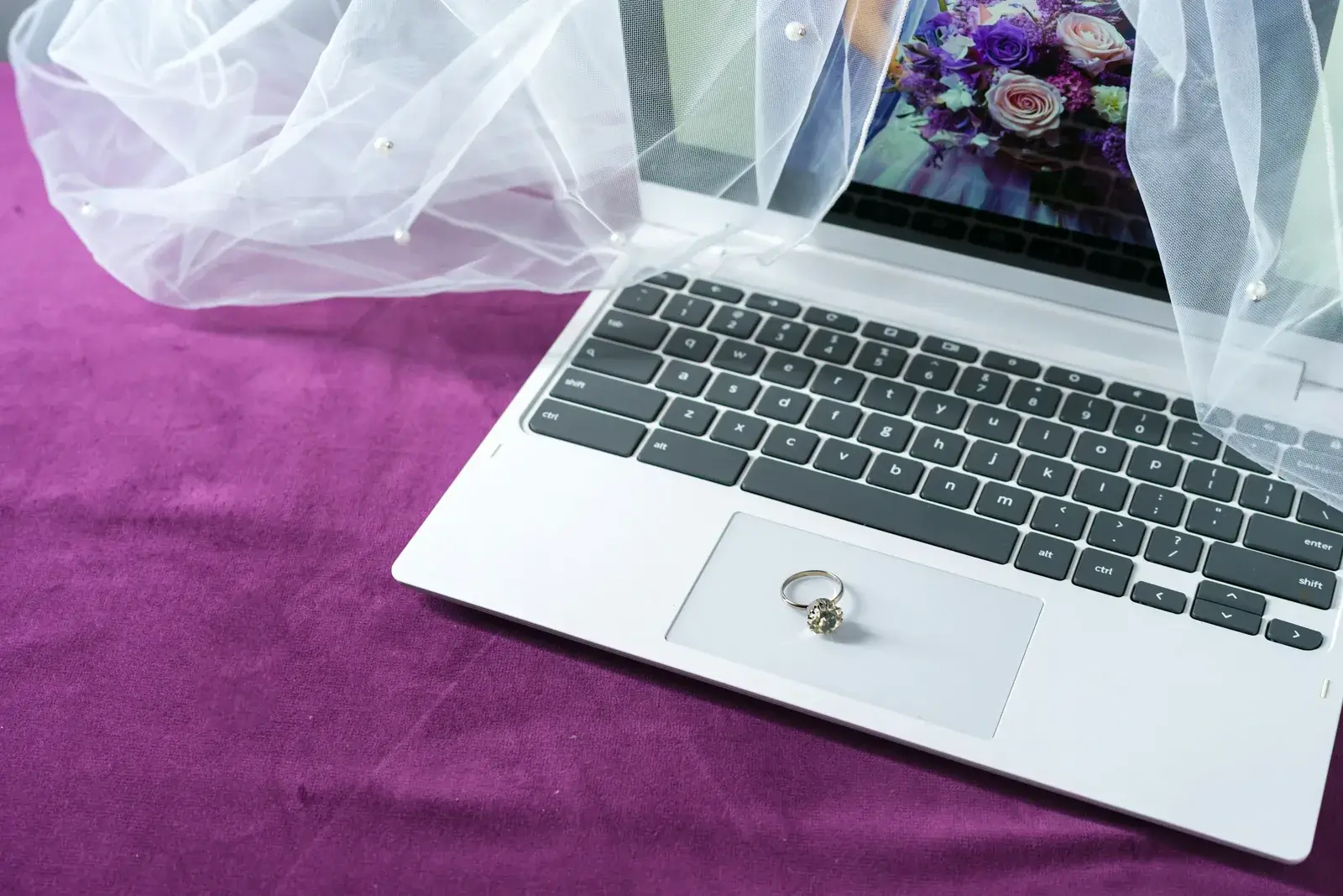 Hochzeitswebsite kostenlos testen: Was ist gratis und wann zahlt man?